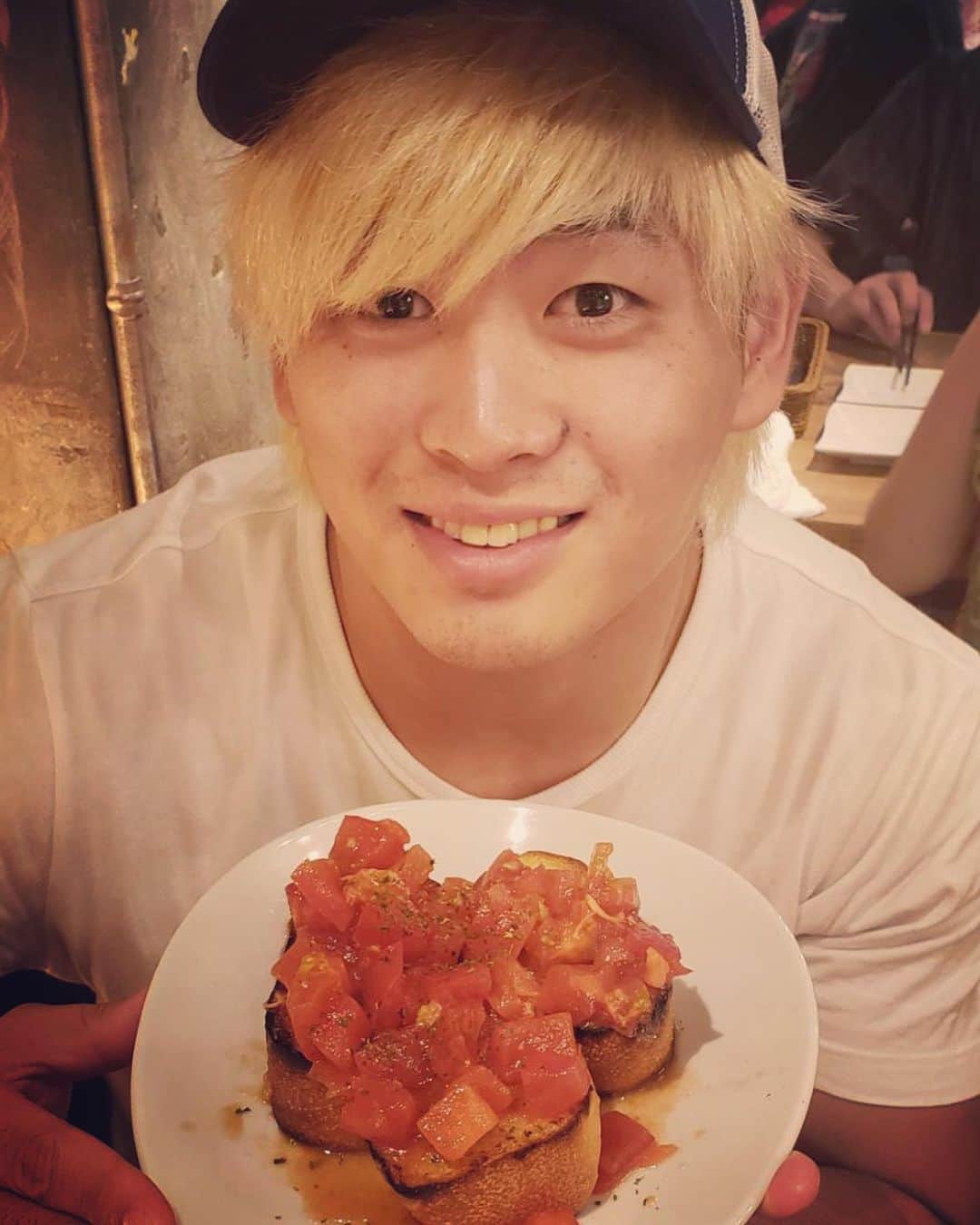 のインスタグラム：「今日は名古屋🏯 トマトと鶏モモ(≧∀≦) #noah_ghc #名古屋 #名古屋グルメ #トマトは正義 #名古屋といえば #鳥肉料理 #タンパク質メニュー #プロテイン #筋肉増量 #幸せの時間 #美味しい料理 #食べる時 #プロレス #プロレスラー #清宮海斗」