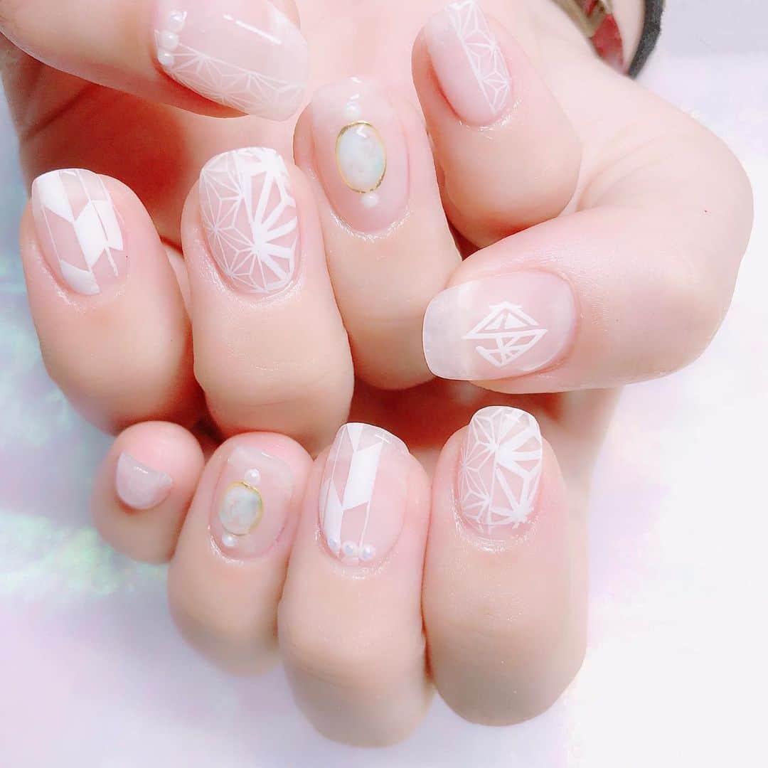 なかやまちえこのインスタグラム：「やっぱり可愛い和ネイル❤️ #nail #nails #nailart #ネイル #美甲 #ネイルアート  #clou #nagel #ongle #ongles #unghia #japanesenailart #manucure #네일 #젤네일 #네일아트 #네일리스트 #japanesenails #manicurist #gelnails #和柄ネイル #和ネイル #和楽器バンド #鈴華ゆう子 さん⠀ きまぐれキャット フォーミングジェルの7200ナチュラルのほのかに透ける綺麗な自爪感がとても可愛い✨」