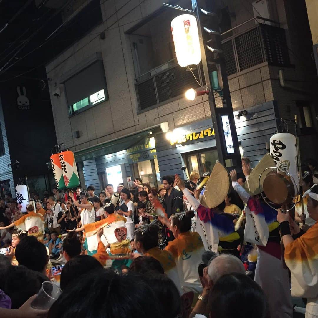 田井弘子さんのインスタグラム写真 - (田井弘子Instagram)「‪稽古からの〜祭り〜〜‼️‬ ‪早めに稽古が終わり、ちょうど9月の公演本番の街、下北沢での阿波踊りのエンディングに駆け込み〜〜♪‬ ‪初めての阿波踊り！‬ ‪ホント踊らにゃ損損！飲んでも無いのに、ぐっちゃぐっちゃになって踊りましたー☆祭り最高ー☆ ‬ 舞台「譲りたいもの」  劇団SHOW&GO FESTIVAL×隣人 9/25〜9/29 「劇」小劇場  https://www.quartet-online.net/ticket/cont-last2?m=0nbhjjc ‪#下北沢‬ ‪#阿波踊り‬ ‪#譲りたいもの‬」8月18日 22時17分 - hirokotai