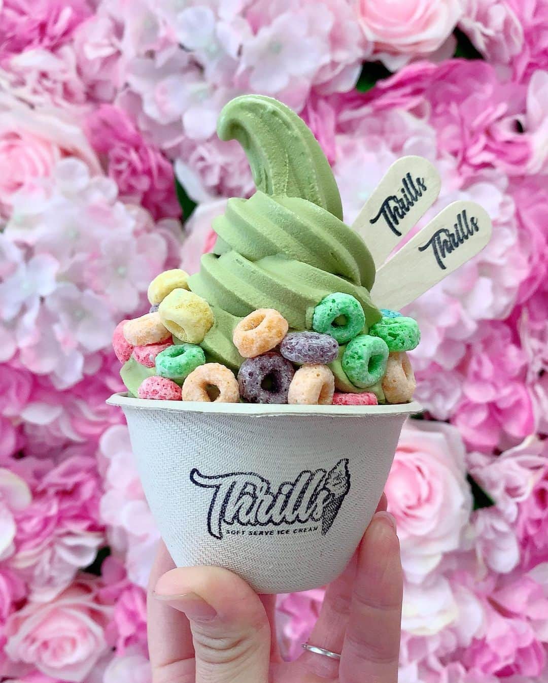 Miku Hirata 平田未来さんのインスタグラム写真 - (Miku Hirata 平田未来Instagram)「Ice cream yes,  you may be🍦 * #アラモアナセンター の近くにある #thrillssoftserve (@thrillshnl )です💚 オープンしたてで(5月) #pinkspot なのが可愛すぎました❤️ * フレーバーが、4種類で、トッピングは1種類なら無料✨ バニラ好きな長男ですが、バニラはなく、 #抹茶アイスクリーム にしました❣️ トッピングはカラフルなものに✨ * ちょうど人の混んでいない時間帯だったので良かったです👒 子連れオッケーで、ベビーカー入店でした❣️ * この度は、近くにあるドンキホーテハワイ (#donquijote  #donquijotehawaii )と  #walmarthawaii #ウォルマートハワイ (セキュリティ厳しい)でお買い物してから立ち寄りました❣️ この辺り、大型スーパーも多くて、 ワイキキビーチのあたりと少し違う雰囲気が味わえます✨ (このあと、アラモナアナセンターにまた行きました😊) * カラフルで可愛いアイスクリームとトッピング🍨そして定員さんが優しいので、近くまで行ったらぜひ寄ってみてくださいね💚 * #hawaiicafe #hawaiisweet #honolulushopping #honolulusweets #スリルズソフトサーブ #ハワイカフェ巡り #ハワイカフェ #ハワイスイーツ #ホノルルカフェ #お花マニア #ピンクマニア #alamoanacenter #icecreamyes #ハワイ旅行 #子連れハワイレポ #子連れハワイ旅行 #アロハコーデ #リゾートコーデ #ハワイコーデ #旅行コーデ #いいね返し」8月18日 22時17分 - miku.hirata
