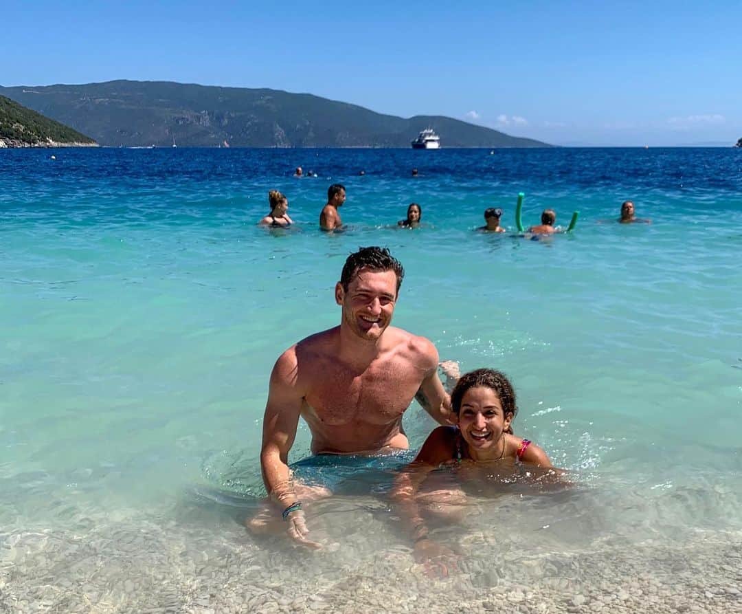 キャメロン・ファンデルバーグのインスタグラム：「Soaking up last bits of sun whilst teaching @nef_val how to swim! She thinks doggy paddle should be an @olympics discipline 🐶🏊🏻‍♂️🙃」