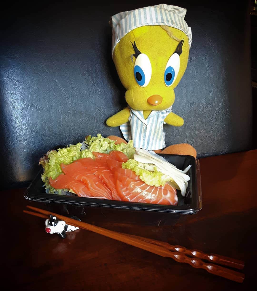 Little Yellow Birdさんのインスタグラム写真 - (Little Yellow BirdInstagram)「Sashimi Sunday! #littleyellowbird #tweety #tweetykweelapis #adventures #yellow #bird #weekend #sunday #sundayevening #dinner #thuisbezorgd #takeout #seafood #food #goodfood #japanese #japanesefood #sashimi #salmon #sake #zalm #sylvester #chopsticks #stuffedanimalsofinstagram #plushiesofinstagram」8月18日 22時19分 - tweetykweelapis