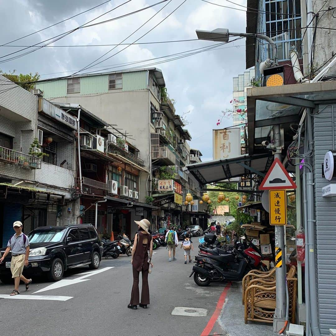 横田ひかるさんのインスタグラム写真 - (横田ひかるInstagram)「可愛いお店が多くて 色々見ながら回りました、、 時間が足りなかったよ〜〜T_T  #台湾 #中山 #龍山寺 #ootd #私服」8月18日 22時20分 - _rncn950805