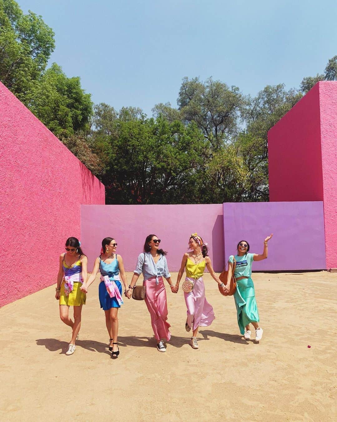 ダニジョーのインスタグラム：「Let’s hear it for the girls ✨🌈❤️ 🍭」