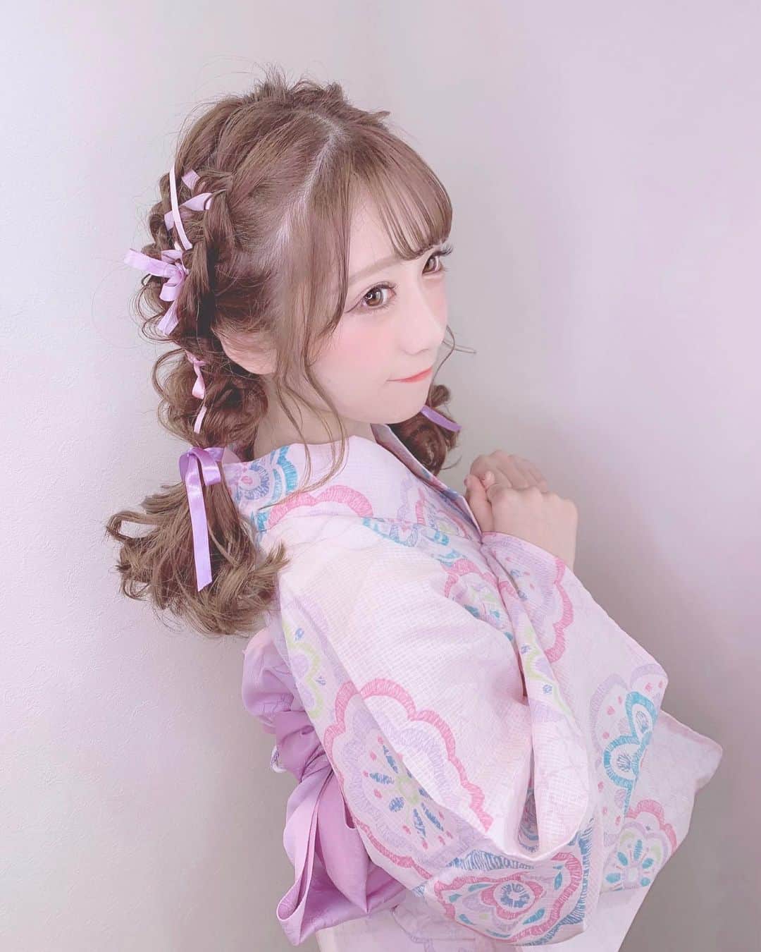 田口未彩のインスタグラム：「❤︎ . . 今年初の浴衣❤︎ どうかな〜〜？ . . 朝からU-REALM ottoに行って トリートメントとカラーをしてもらったよ❤︎ ( @naokinb2 )さんいつもありがとうございます❤︎❤︎ . . そして着付けとヘアセットも U-REALM ottoでしてもらいました💭 ( @suzuun0101 )さんありがとうございます🥺❤︎ . 帯もめちゃくちゃかわいいし なによりヘアセットがかわいすぎるの！！！ 浴衣に合わせてリボンたっぷりにしてもらった〜🥺❤︎❤︎ お気に入り〜！！！ . . #リボンアレンジ #リボンヘアアレンジ #編み込みアレンジ #編み込み #リボン #浴衣 #量産型 #量産型女子 #量産型コーデ #量産型浴衣 #ピンク #パープル #カラー #ブラウンカラー」