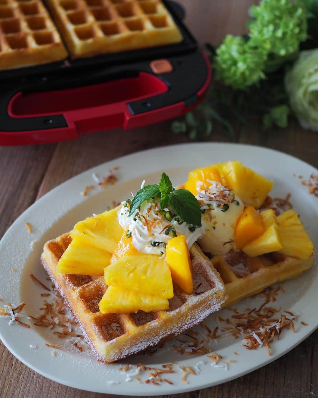 まりさんのインスタグラム写真 - (まりInstagram)「パイナップルが美味しい季節🍍 . 最近休みの日に朝ご飯をガッツリ2回食べる習慣がついてしまいまして、これは昨日の2回目の朝ご飯😅 いや午前のおやつかな？ . @vitantonio_jpのワッフル&ホットサンドベーカーでワッフルを焼いてバニラアイス、生クリーム、生のパイナップル、冷凍マンゴーをのせて、軽く焼いたココナッツを散らして夏らしく爽やかな味に仕上がりました😊 . アイスを乗せているのでささっと写真を撮った後、生クリームを更に足してから食べました😆 毎日何かしらアイスを食べてしまう今日この頃…。夏痩せというものを一度でいいからしてみたい。 . . . .  #ビタントニオ  #vitantonio  #vitantonioアンバサダー #手作りワッフル#ワッフル#手作りおやつ #cotta  #スイーツ #手作りスイーツ#手作りお菓子 #お家カフェ #homemadesweets #wp_deli_japan #おうちごはんlover #フーディーテーブル #お菓子作り好きな人と繋がりたい#ouchigohanlover#夏待ちおやつ #foodstagram#diningram#igersjp #おうちカフェ」8月18日 22時26分 - mari6260707