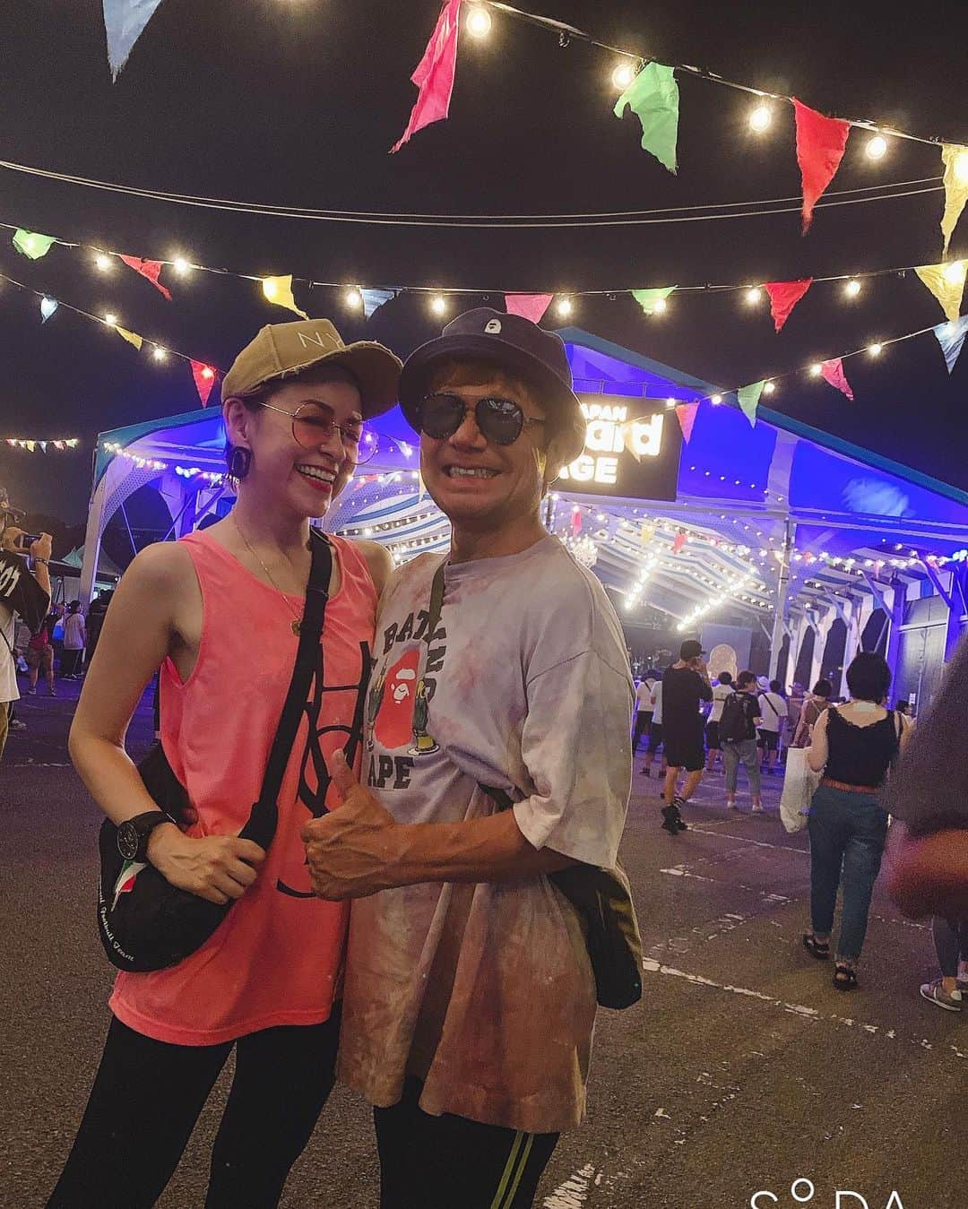 トムセン陽子さんのインスタグラム写真 - (トムセン陽子Instagram)「束の間のフェスデート❤️ #summersonic #summersonic2019 #サマソニ #サマソニファン #白黒夫婦」8月18日 22時30分 - yokothomsen