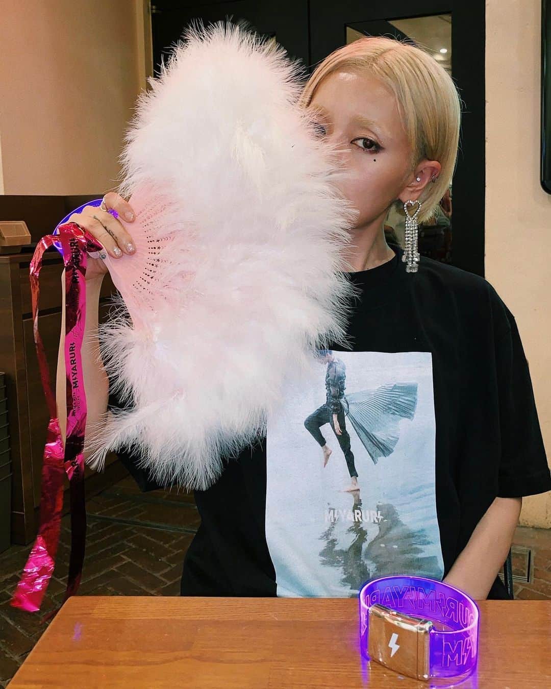 PELIのインスタグラム：「楽しくてにやけが止まらない #美弥るりか #rurikamiya_1stlive は、うちわは1人一つは持ち込み可能だったので、この度は宝塚コス用に大切にしているジュリ扇を携えて参加しました🧤1幕目は恥ずかしくてコソコソユラユラしていましたが、2幕では全開には出来ず半分くらいに畳んでですがフワフワ程度に揺らせました👽👍ジュリ扇の使用用途が増えて嬉しいです✨✨ 次は10月に大阪で開催&グッズはECでも買えるとの事😍🙏買い逃したファイル買う❤️ 美弥さんの新たなスタート、今後も楽しみです✨✨おめでとうございます🎊㊗️㊗️㊗️🎊 #今日は舞浜から離れられない病」