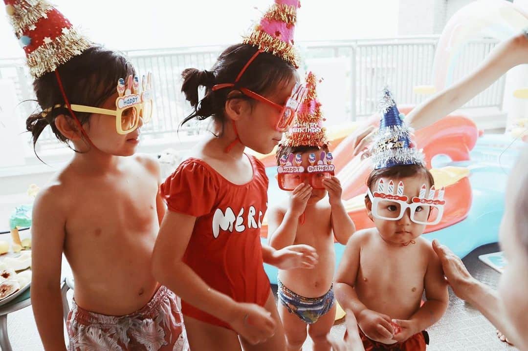 のインスタグラム：「奇跡的に4人が、サングラスとパーティー帽を被ってくれた瞬間🥳 #ばぁばも母達もとにかく必死 #帽子かぶせて #サングラスかけて #こっち見てー！言って #写真撮って 4人揃ってのカメラ目線は #撮れるわけない」