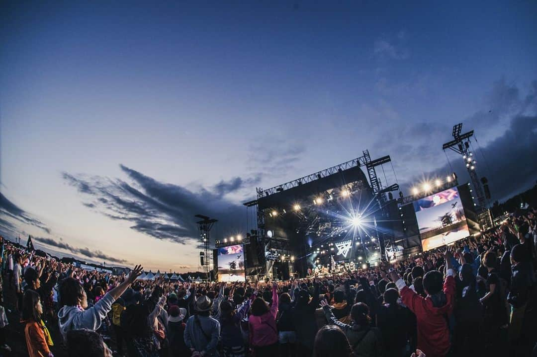 T$UYO$HIさんのインスタグラム写真 - (T$UYO$HIInstagram)「RISING SUN ROCK FESTIVAL 2019 出番3:30からで朝日を浴びて終了っていう 独特なタイムテーブル  本番前クソ眠かったけど 始まってしまえば アドレナリンで眠気も吹っ飛んだ  最後まで残って待ってたみなさん 仲間のバンドマン達 ありがとう 貴重な体験がまた増えました  個人的には 昨日ステージ袖で観た エルレガーデン  昔からの仲のドラムの高橋が 本当に楽しそうで、輝いてて 嬉しくて泣けました  高橋ー！ クソカッコよかったぞーーー！！！ photo by @nekoze_photo  #rsr19 #dragonash  #thebonez#paymoneytomypain  #山嵐#koji03 #ellegarden#brahman #rockband #lowatus  #combatguitars#fender #msmltokyo#msml」8月18日 22時37分 - tsuyoshi_ptp