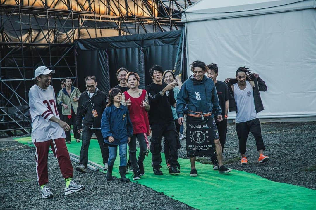 T$UYO$HIさんのインスタグラム写真 - (T$UYO$HIInstagram)「RISING SUN ROCK FESTIVAL 2019 出番3:30からで朝日を浴びて終了っていう 独特なタイムテーブル  本番前クソ眠かったけど 始まってしまえば アドレナリンで眠気も吹っ飛んだ  最後まで残って待ってたみなさん 仲間のバンドマン達 ありがとう 貴重な体験がまた増えました  個人的には 昨日ステージ袖で観た エルレガーデン  昔からの仲のドラムの高橋が 本当に楽しそうで、輝いてて 嬉しくて泣けました  高橋ー！ クソカッコよかったぞーーー！！！ photo by @nekoze_photo  #rsr19 #dragonash  #thebonez#paymoneytomypain  #山嵐#koji03 #ellegarden#brahman #rockband #lowatus  #combatguitars#fender #msmltokyo#msml」8月18日 22時37分 - tsuyoshi_ptp