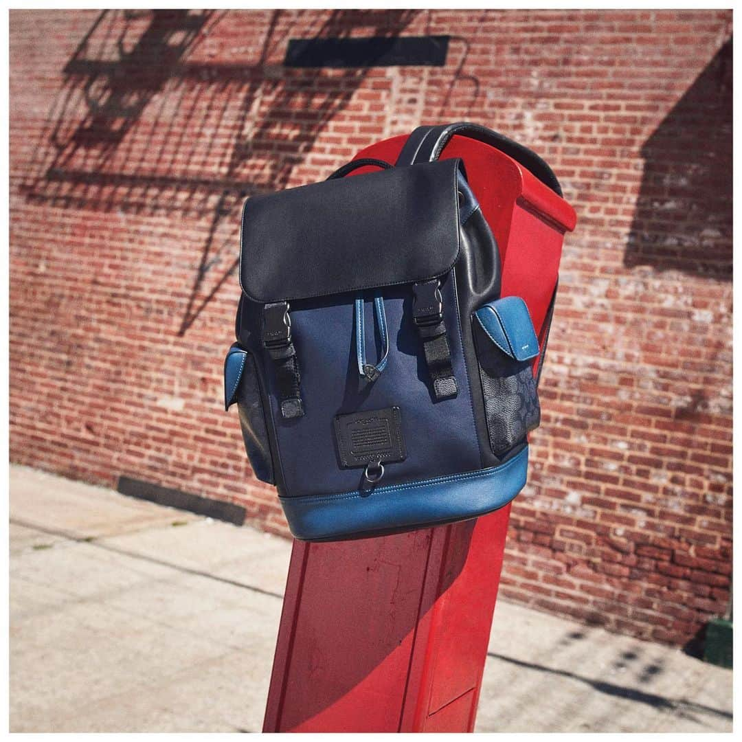 コーチさんのインスタグラム写真 - (コーチInstagram)「Post up. Our Rivington backpack—now reimagined in black, blue, and Signature colorblock—makes a statement all on its own. #CoachNY」8月18日 22時42分 - coach