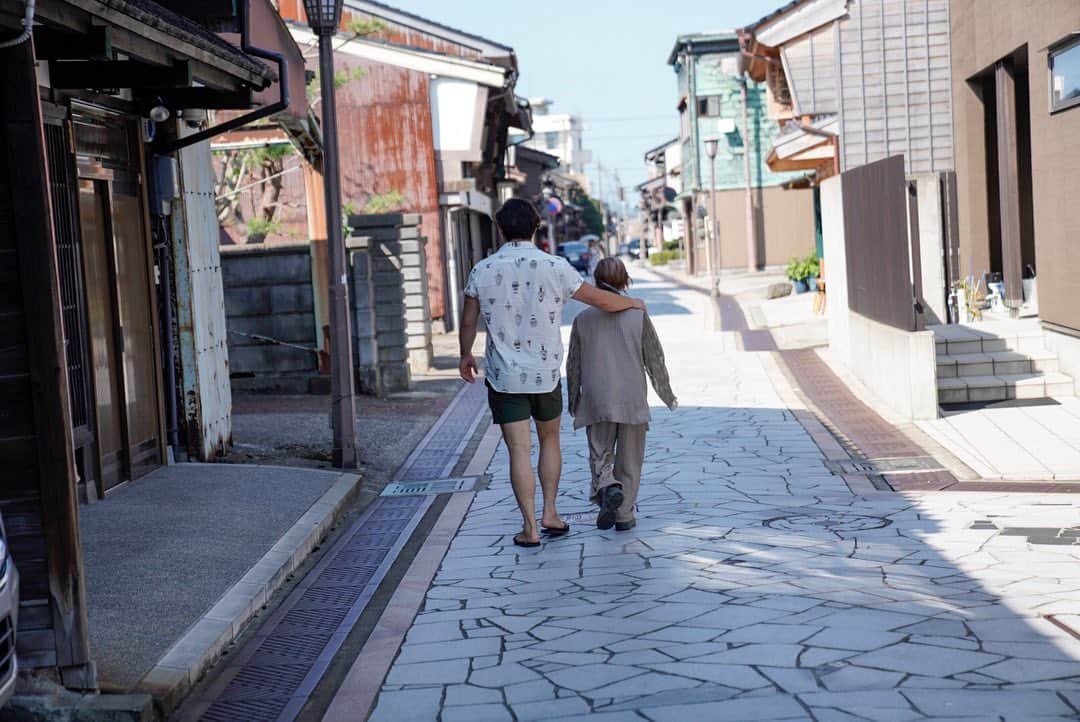 向翔一郎さんのインスタグラム写真 - (向翔一郎Instagram)「墓参りをしに富山に帰りました。 私はばあちゃんの愛する気持ちは世界一だと思う。 最近忙しくてばあちゃんと会えなかったからこうやってばあちゃんとも少しだけど色々行けたのは本当に幸せ。 そしてこうやって写真とかを嫌な顔せず楽しそうに撮ってくれるコーナにはいつも感謝してるよ👎🏻 また帰ってくるからまた色々行こうねばあちゃん❤️」8月18日 22時43分 - shoichiro_mukai