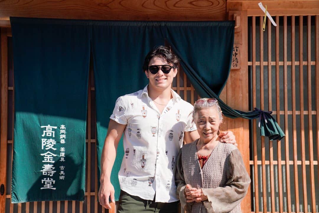 向翔一郎のインスタグラム：「墓参りをしに富山に帰りました。 私はばあちゃんの愛する気持ちは世界一だと思う。 最近忙しくてばあちゃんと会えなかったからこうやってばあちゃんとも少しだけど色々行けたのは本当に幸せ。 そしてこうやって写真とかを嫌な顔せず楽しそうに撮ってくれるコーナにはいつも感謝してるよ👎🏻 また帰ってくるからまた色々行こうねばあちゃん❤️」