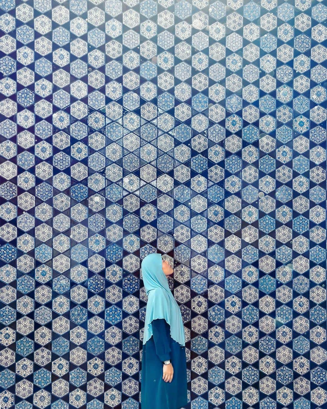 wacameraさんのインスタグラム写真 - (wacameraInstagram)「#bluemosque #shahalam My first time visited at the Bule mosque. What a beautiful!!! #shotoniPhone 念願のブルーモスクへ行ったのに朝から洗濯物に追われて慌ててタクシー乗ったらカメラ忘れた。仕方なくiPhoneで😭 ストーリーにも載せましたが、ローブとヒジャブをつける体験もなかなかできないから嬉しかった( ●´◡`● ) 今年2月にマレーシアに来た時はピンクモスクを見たので両方見れてよかったな🕌」8月18日 22時50分 - wacamera