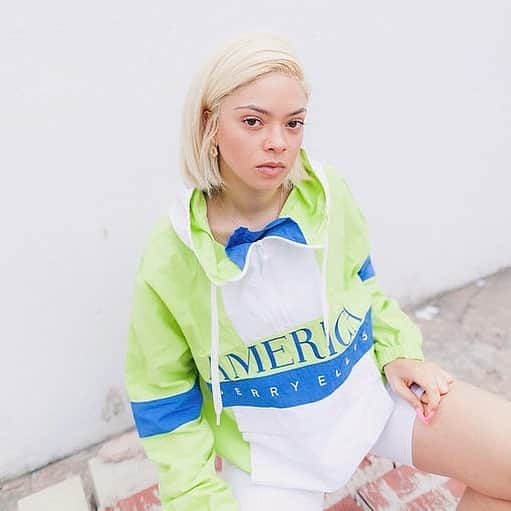 ペリーエリスのインスタグラム：「Bright and bold w/ @khiarnay.s in #PerryEllisAmerica. #repost」