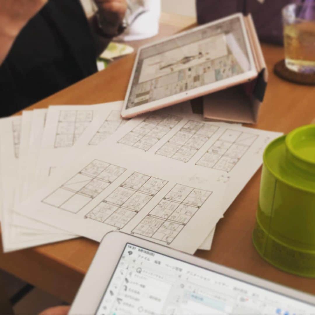 ひうらさとるのインスタグラム：「今日は関西漫画家さんたちとiPad漫画描き勉強会でした。楽しかったし、色々知らないことが知れたー！ 漫画の描き方もだけど、資料の探し方からアシちゃんの手配、税金対策まで色々みんなでぶっちゃけました笑 マジ学び、マジ卍 #ipadpro  #clipstudio  #漫画家 #勉強会」
