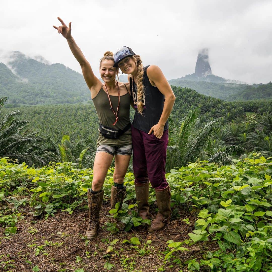 サッシャ・ディギーリアンさんのインスタグラム写真 - (サッシャ・ディギーリアンInstagram)「It feels pretty darn good to be out of the jungle. Behind us, Pico Cao Grande looms, shrouded in clouds. Thank you, to the skies, for opening up and allowing us to stand on that summit 🙏🏻 ♥️🌋 @angela_vanwiemeersch  Photo: @sav.cummins #saotomeclimb」8月18日 22時48分 - sashadigiulian