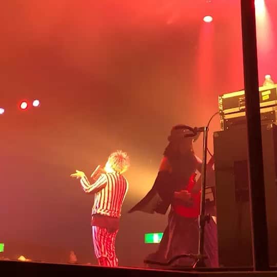 Kyrieのインスタグラム：「CoM大阪公演でした。有難う。  アンコールの段上、ホールからみたらとんでもない人口密度。 皆様有難うございます。  動画は唯さんからのプレゼント。」