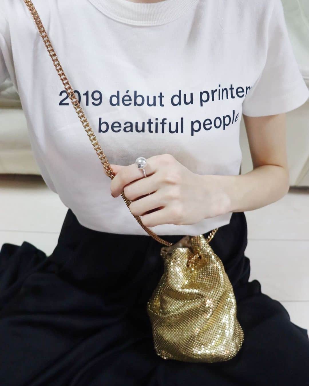 平木愛美さんのインスタグラム写真 - (平木愛美Instagram)「hello🧡 お気に入りのキラキラな、ゴールドのバッグ。 撮影の時に可愛い！となりおかいとりしたのです。  しかもリーズナブルだったよ🕊  あえてのカジュアルなＴシャツに合わせても、綺麗めのシーンにも。色々使えるバッグ。  #愛美ふく」8月18日 22時53分 - manamihiraki