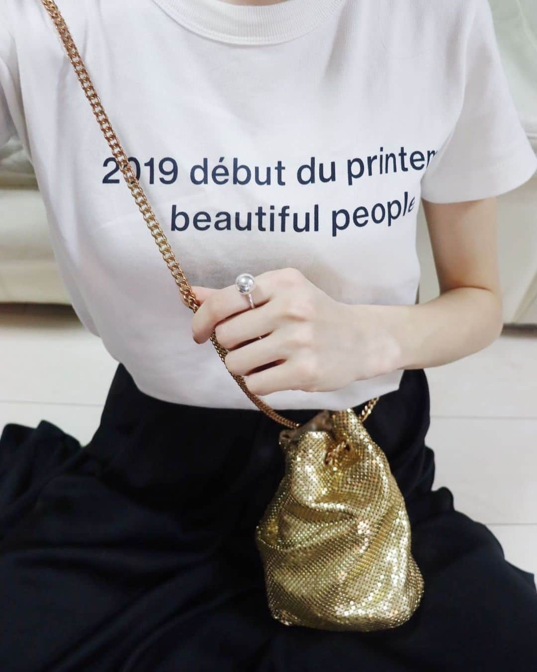 平木愛美のインスタグラム：「hello🧡 お気に入りのキラキラな、ゴールドのバッグ。 撮影の時に可愛い！となりおかいとりしたのです。  しかもリーズナブルだったよ🕊  あえてのカジュアルなＴシャツに合わせても、綺麗めのシーンにも。色々使えるバッグ。  #愛美ふく」