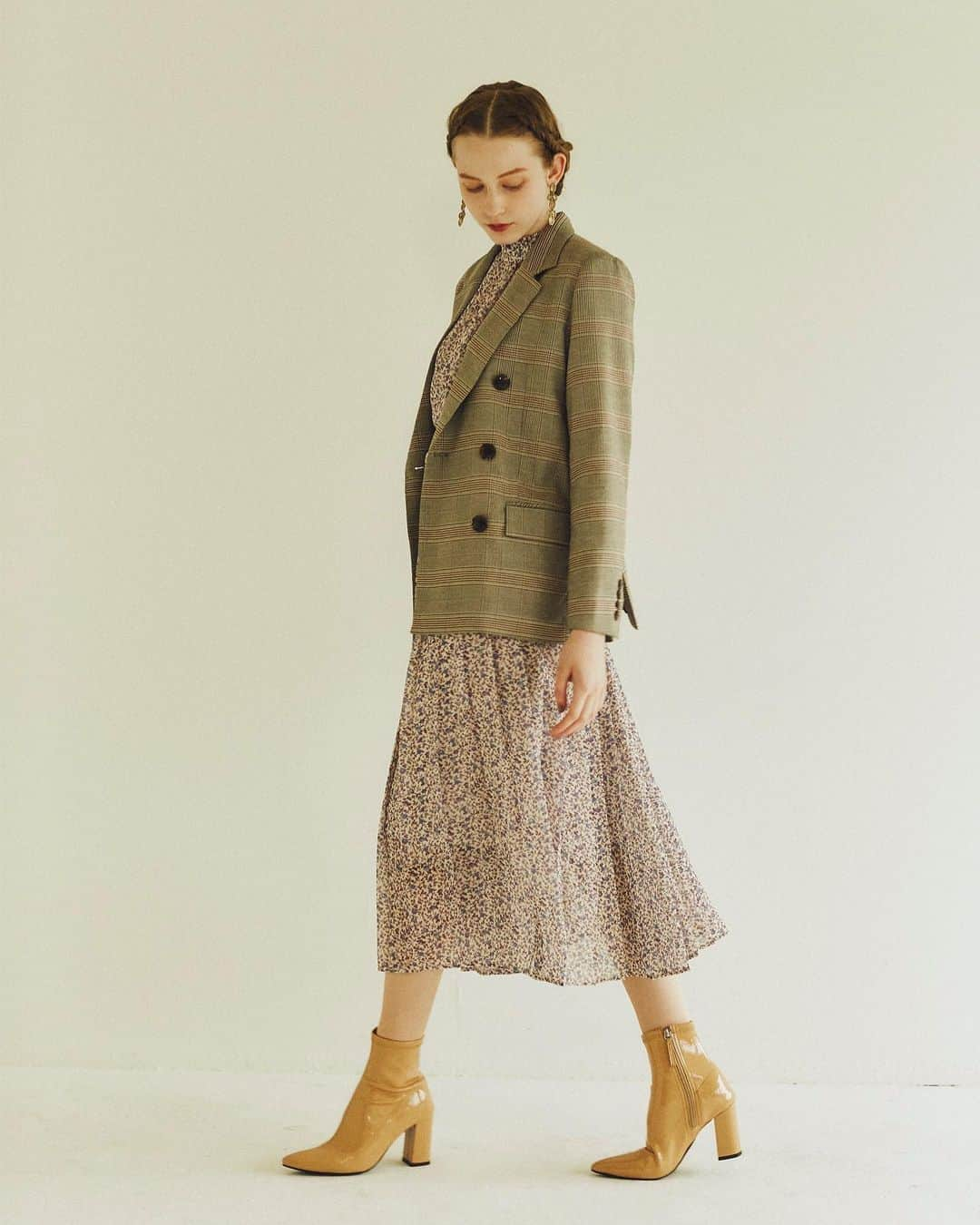 ECLIN(エクラン)さんのインスタグラム写真 - (ECLIN(エクラン)Instagram)「《 autumn newin 》 . チェックダブルジャケット beige/gray ¥14,040 tax in ※8月中旬発売予定！ . 秋感のあるグレンチェックは今年もトレンドです。 ボウタイデザインや花柄ワンピースとのパターンオンパターンコーディネートが今年らしさがありおすすめです。 . (WEB STOREはTOPのURLからご覧ください。) . #ECLIN #エクラン #preautumn #19autumn #autumn #recommend #newin #fashion #秋 #秋服 #新作 #ファッション #コーディネート #秋カラー #チェック #グレンチェック」8月18日 22時55分 - eclin_official