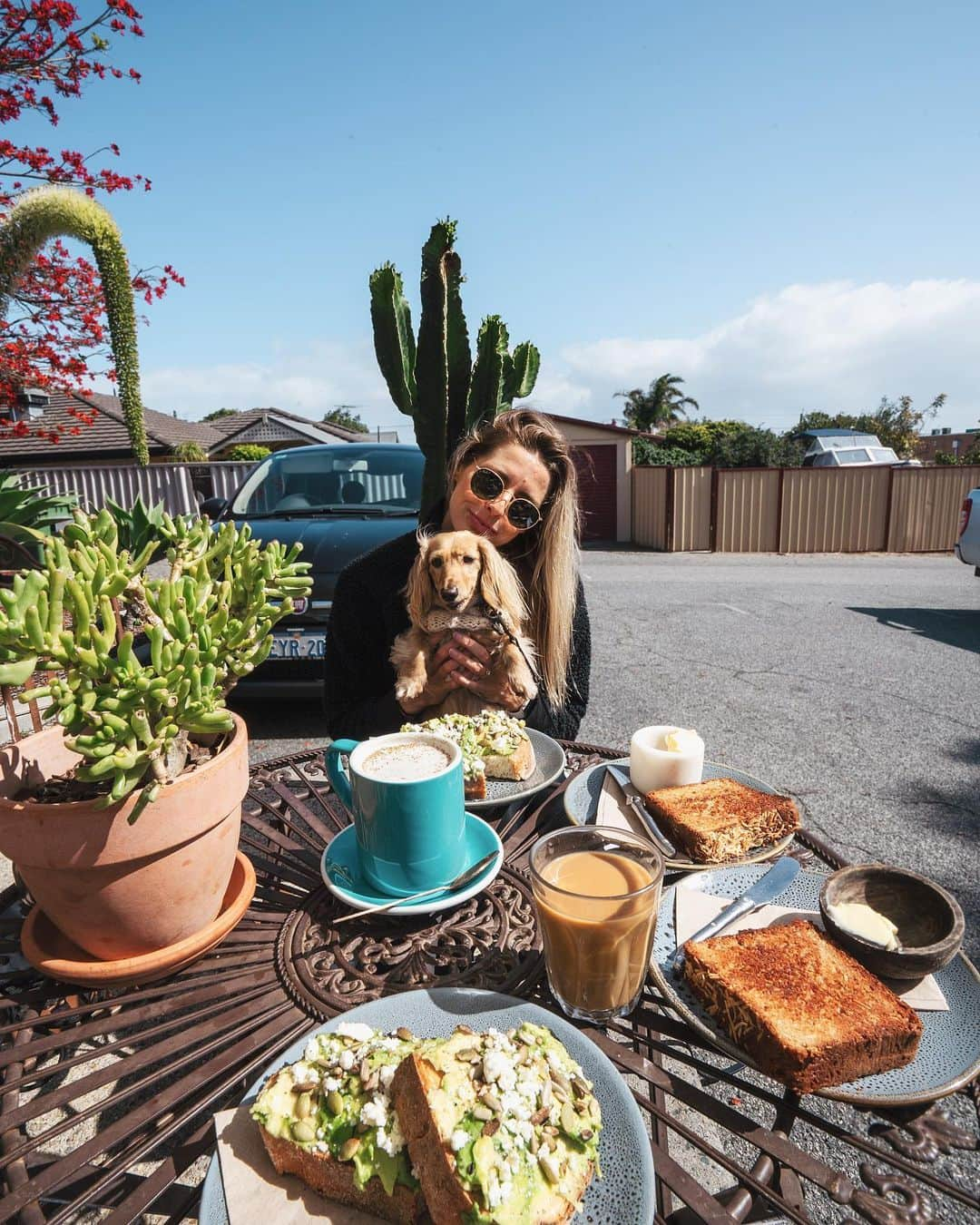 Amanda Biskさんのインスタグラム写真 - (Amanda BiskInstagram)「Weekend of recharging the soul ✨🙏🏼✨ Coffee & breakfast at my fave @mrherbertscoffee , walks along the beach, yoga class (as a yoga teacher, it’s so nice to have someone teach me sometimes 😉), dinner date with my love @adam.m.dunne , live music with @alldaychubbyboy here in Perth, long walks with my pups @westcoast_weenies , Sunday dinner with mama & Skype chats to Poland... The hustle of life is what fuels our weeks, and working hard to grasp big goals is what gives us purpose & passion...and sometimes it feels like we should always be chasing, otherwise we’ll fall behind, or miss out. But, taking the time to step back, slow down, and do the simple things that make you smile ARE ESSENTIAL to the hustle. It refreshes your perspective. It allows you to amp up your energy, drive & resilience. And we all know big goals and dreams need all of the above 💪🏼 I am SO READY for a productive week of work! 👊🏼 and I hope you guys have found a little bit of time to recharge your souls too ✨😌✨ LET’S SMASH THIS WEEK TOGETHER! 🙌🏼 #freshbodyfitmind ab♥️x」8月18日 23時06分 - amandabisk