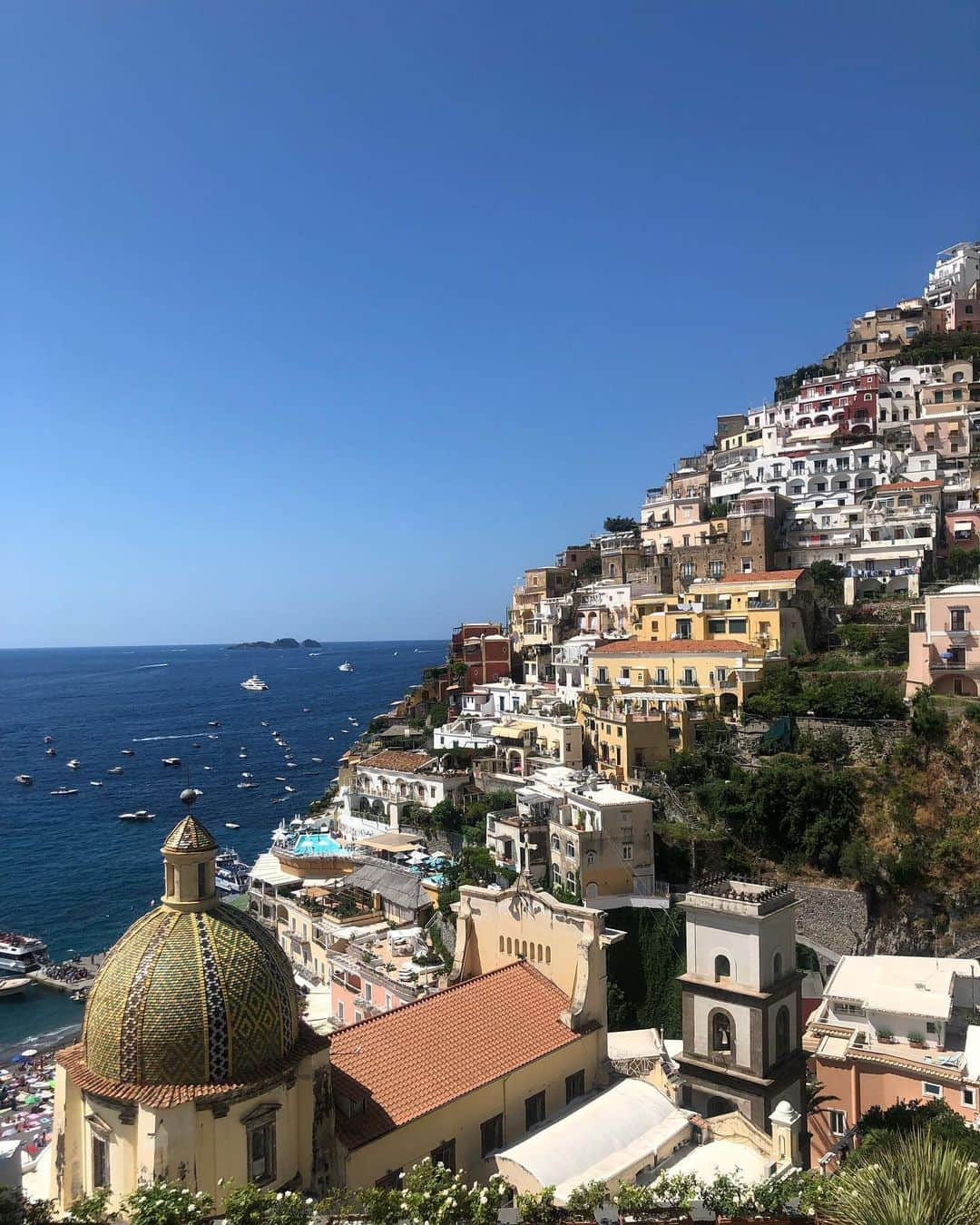 冨張愛さんのインスタグラム写真 - (冨張愛Instagram)「最高だった夏のpositano♡ まさにバカンスという雰囲気を味わえて 宿泊したシレヌーセにも うっとりが止まらなかった...☺︎ 8/15は聖母被昇天祭だったみたいで お部屋から花火を見ることができて圧巻の景色に涙出ました😭🙏💓 また来れますように...と願って お仕事頑張ろう💪✨ * onepiece ... #estellak @_estella.k_  #lesirenuse #instatrip #instatravel #instagood #coordinate #ootd #outfit #fashion #instafashion #meg_ootd #travel #trip #amalfi #positano #코디네이트 #패션 #카메라 #コーディネート #コーデ #ファッション #今日のコーデ #今日の服 #157cmコーデ #イタリア #アマルフィ #ポジターノ #レシレヌーセ #旅行 #エステラケー」8月18日 22時59分 - megumitomihari