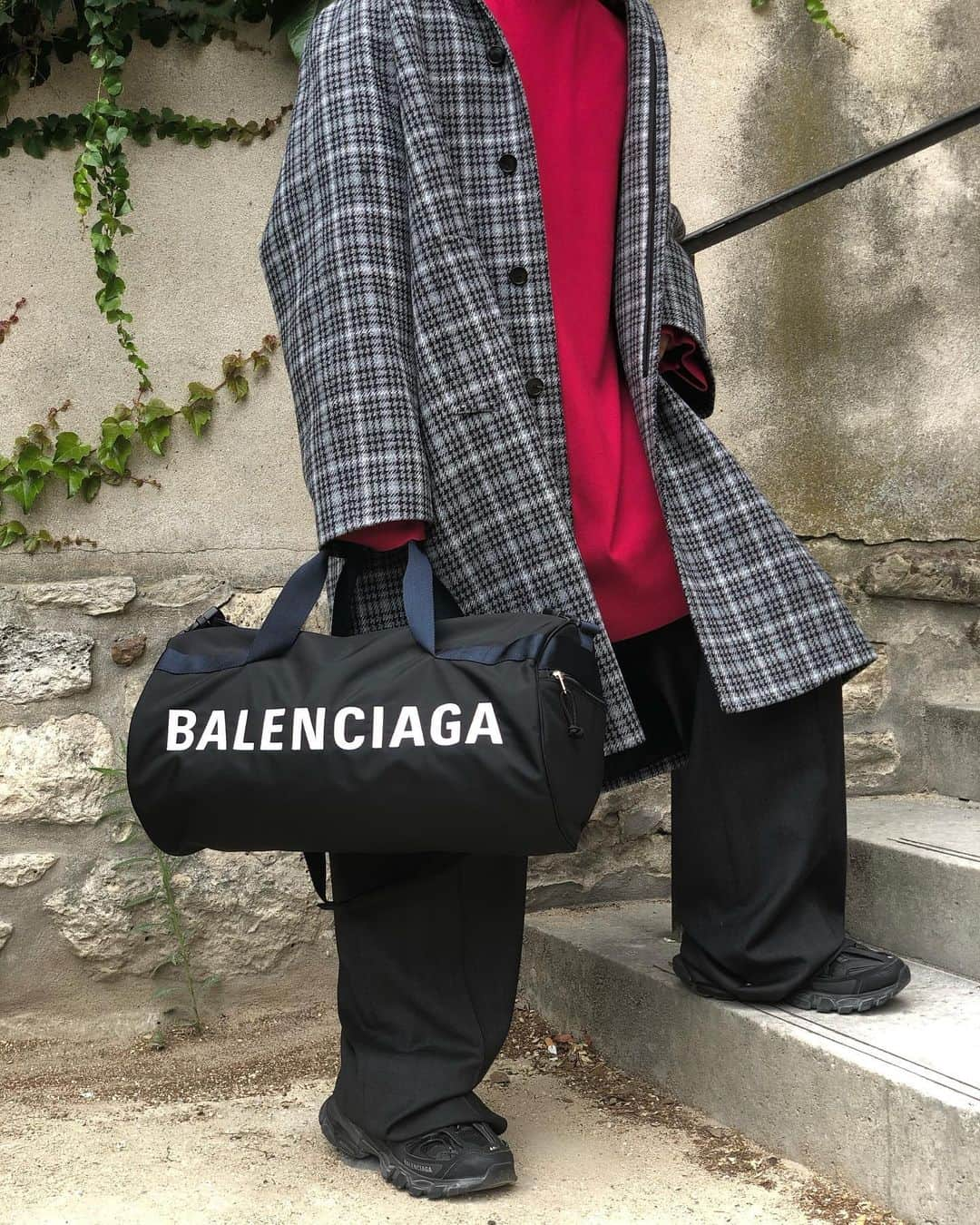 レクレルールさんのインスタグラム写真 - (レクレルールInstagram)「Offering clean lines, minimalistic details, and unusual takes on updated classics, @Balenciaga gave us a Fall/Winter 2019 collection that embraces casual daily activities like grocery shopping and commuting, integrating them into eveningwear styles that can transition throughout the wearer’s day. Available at Leclaireur Sévigné #Leclaireur #LeclaireurSevigne #LeclaireurStyle #Balenciaga」8月18日 23時00分 - leclaireur