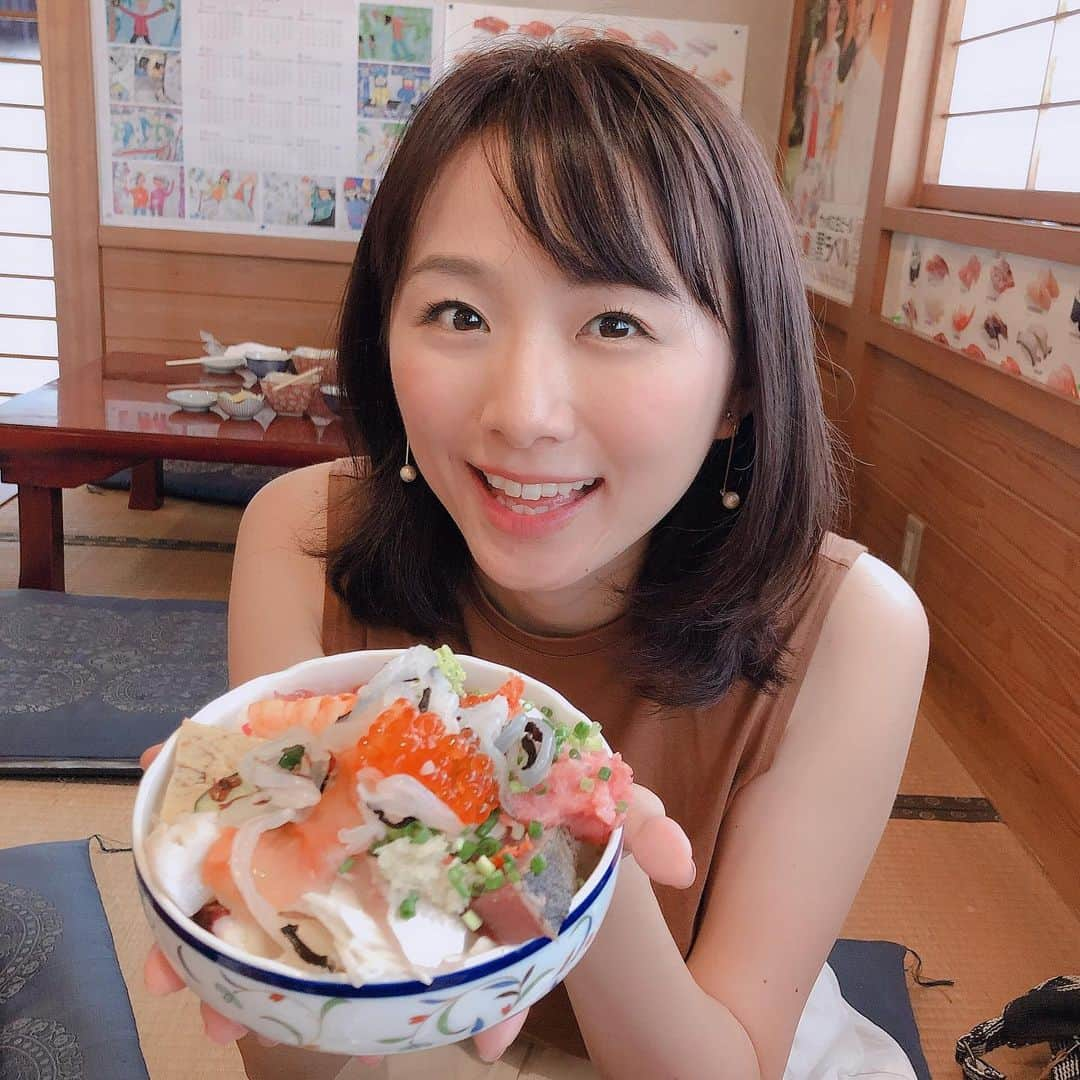 今井美穂さんのインスタグラム写真 - (今井美穂Instagram)「今季初の本気丼❤️❤️❤️﻿ 南魚沼産コシヒカリの丼﻿ テンション上がります😆﻿ ﻿ 数あるお店の中から選んだのは﻿ コスパ抜群の海鮮丼😍﻿ これは並サイズですが﻿ 大はごはん２合(笑)﻿ どのサイズでも税込1200円！﻿ ﻿ はぁ美味しかった😆﻿ ﻿ 詳しくはブログにて✨﻿ ﻿ ﻿ #新米母#男の子ママ﻿ #育児日記#息子#生後6ヶ月﻿ #新潟お出かけ情報﻿ #南魚沼﻿ #本気丼﻿ #鮨岡」8月18日 23時01分 - imaimiho1209