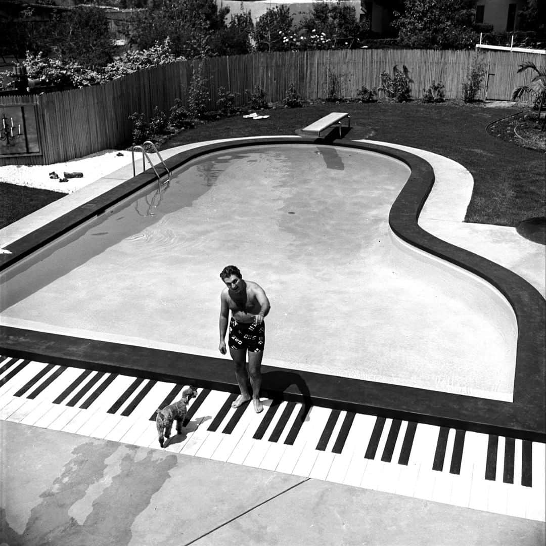 lifeさんのインスタグラム写真 - (lifeInstagram)「Liberace standing by his piano shaped pool at home in California, 1954. (Loomis Dean—The LIFE Picture Collection/Getty Images) #Liberace #California #piano」8月18日 23時05分 - life