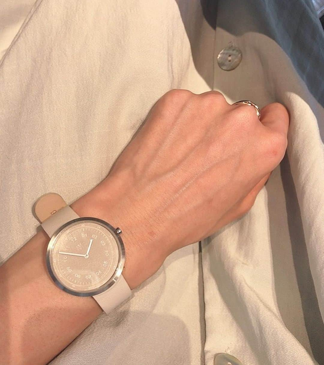 高橋麻美さんのインスタグラム写真 - (高橋麻美Instagram)「今日のお供も#mavenwatches ✨😊 最近の流行りはくすみカラーらしい^ ^  このカラーまさにくすみ😍 くすみカラーのお洋服にもぴったり😍  クーポンコード【charmy421】で10%OFFだよ^ ^  #マベン#マベンウォッチズ#watch  #腕時計#時計#手元倶楽部」8月18日 23時15分 - charmy421