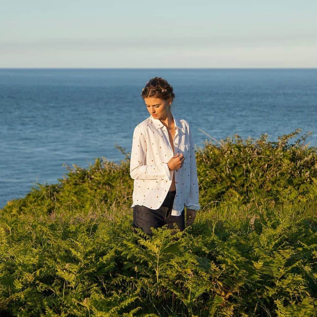 ベンシモンのインスタグラム：「Dimanche bord de mer avec notre chemise Azalée 🌊 Découvrez notre nouvelle capsule aux allures bohème en ligne et dans nos boutiques! (lien dans la bio) 🇬🇧 Sunday by the sea with our Azalée shirt 🌊 Discover our new capsule online and in our shops! (Link in bio) #Bensimon #summer」