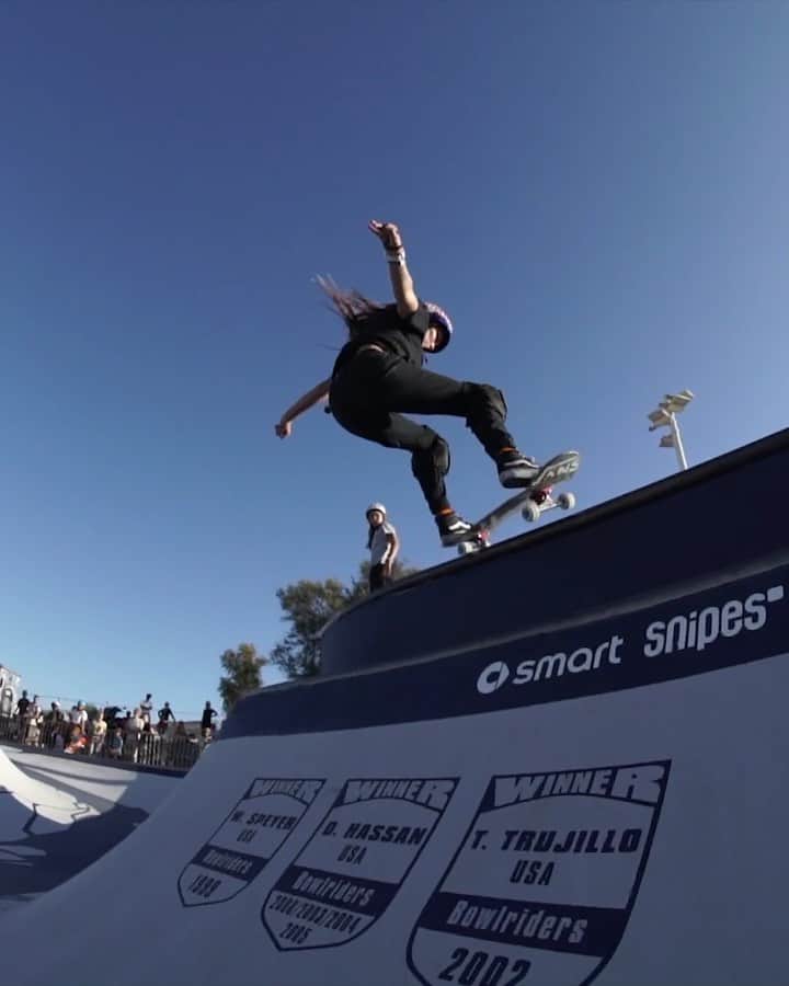 レッドブルのインスタグラム：「Flow mode: activated ✅ The finals for #redbullbowlrippers kick off at 7:00pm CEST. ▶ Link in bio to watch. 🎥: @tweestopher 🛹: @chrisrussell_mbk @alexsorgente @yndiaraasp @vincent_matheron  @redbullskate #redbull #redbullskate #boarders #skatelife #skateboard #givesyouwings」