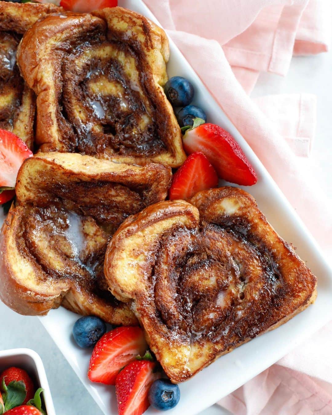 Easy Recipesさんのインスタグラム写真 - (Easy RecipesInstagram)「Happy Sunday Everyone! Here is a breakfast idea for you today! Cinnamon Swirl French Toast. Full recipe link in my bio.  https://www.cookinwithmima.com/cinnamon-swirl-french-toast/」8月18日 23時24分 - cookinwithmima