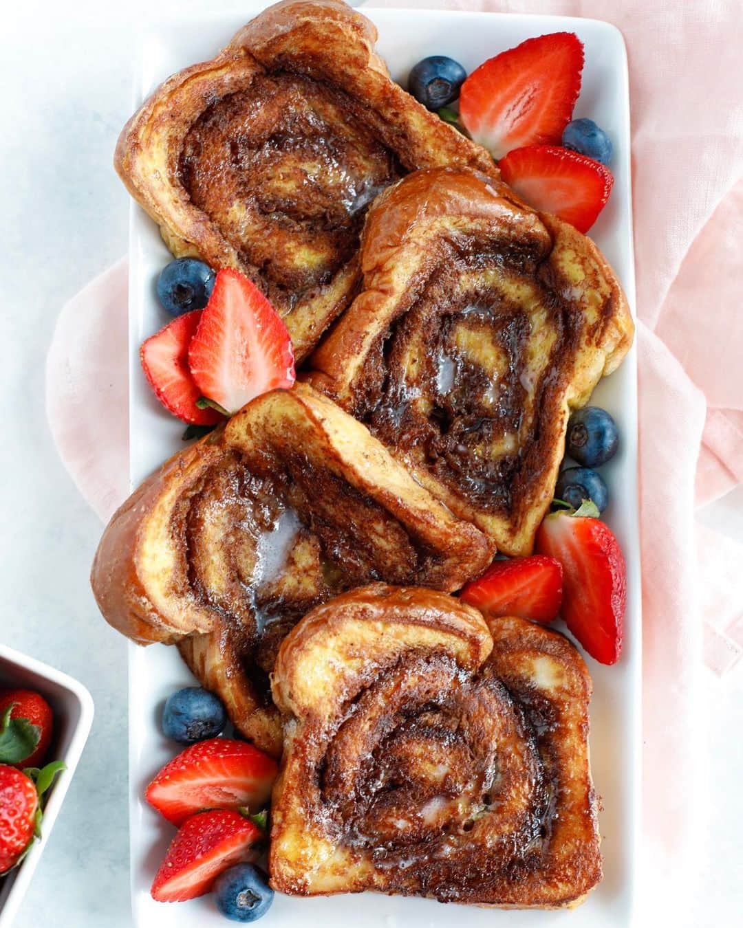 Easy Recipesさんのインスタグラム写真 - (Easy RecipesInstagram)「Happy Sunday Everyone! Here is a breakfast idea for you today! Cinnamon Swirl French Toast. Full recipe link in my bio.  https://www.cookinwithmima.com/cinnamon-swirl-french-toast/」8月18日 23時24分 - cookinwithmima