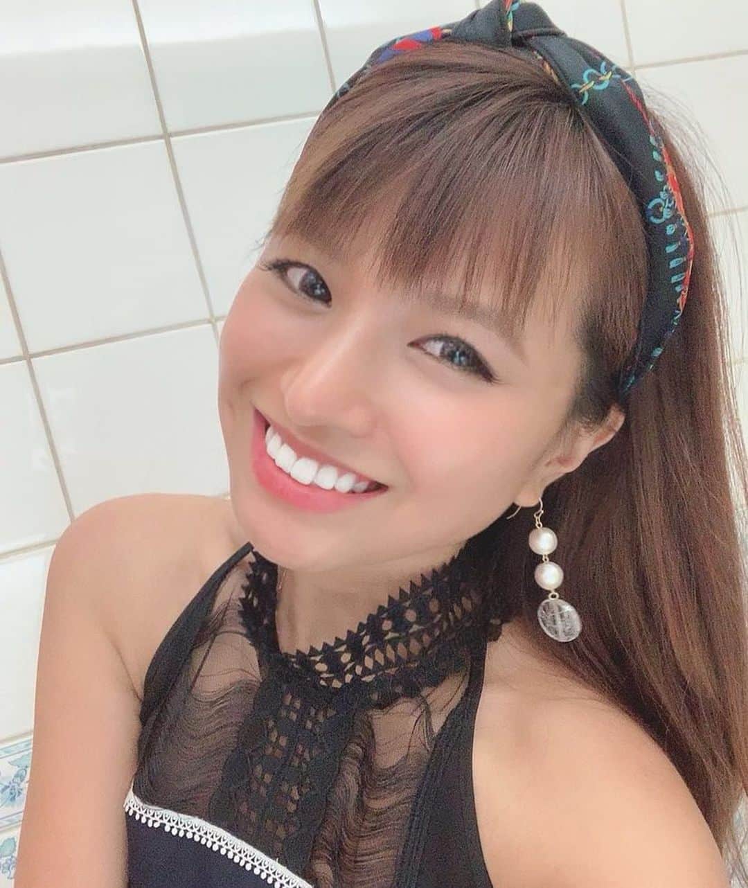 のインスタグラム：「﻿ このお洋服🎽﻿ "なんかほつれてるよ？"って﻿ よくネタにされるのですが(笑)﻿ ﻿ そういう時に﻿ 「デザインなんです〜」って言わず﻿ 「そうそう！そこの木の枝に引っかかっちゃて〜😅﻿ ・・・って何でやね〜ん！」﻿ と咄嗟にノリ突っ込みしてしまう。﻿ ﻿ あるある〜﻿ ﻿ #関西人あるある」