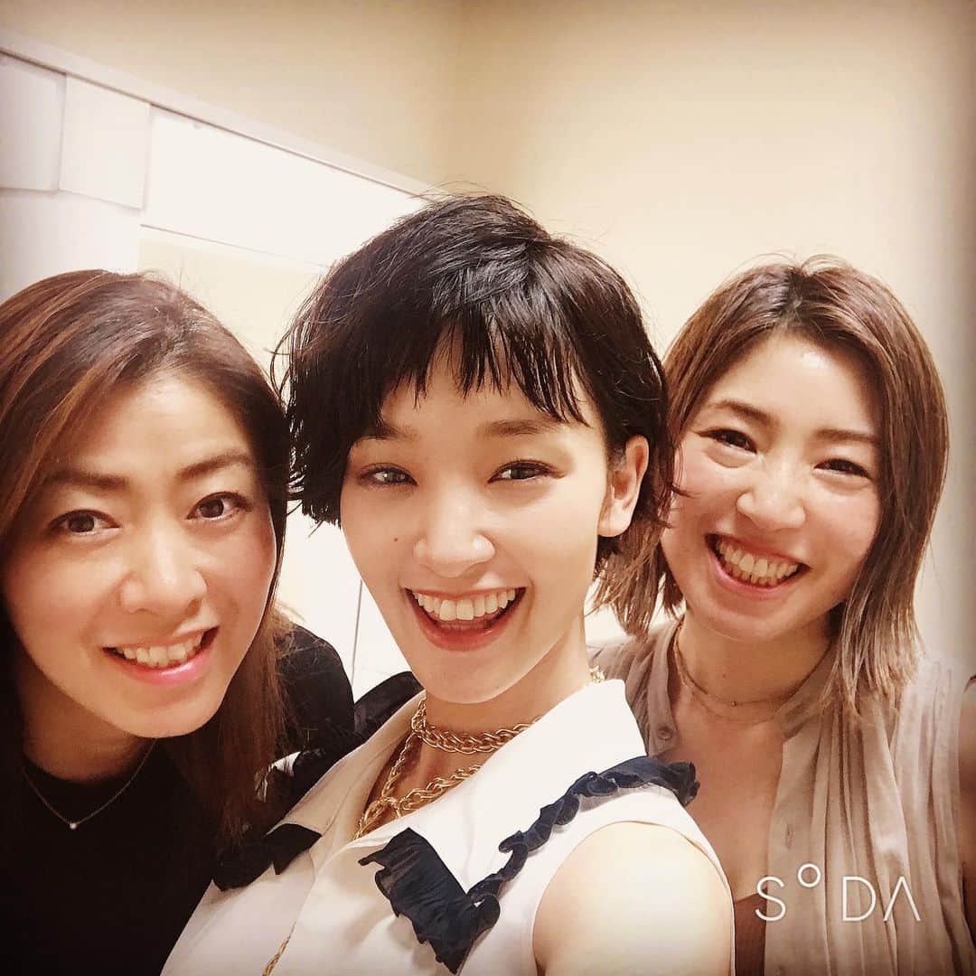 のインスタグラム：「*** さいきんまた更新してない(*´･_･｀) もう8月も半ばやねぇ〜(*´ω`*)笑笑 おやすみなさい♡  #奇跡体験アンビリバボー  #アンビリ #チーム  #めぐちゃん @megumi.ochi1031  #まきちゃん @makiiwata_stylist」