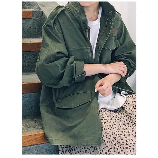 のインスタグラム：「NEW ARRIVAL﻿ ﻿ 少しゆったりめのミリタリーブルゾン。﻿ 季節の端境に取り入れやすい1枚です。﻿ ﻿ 落ち感のあるスカートと合わせると﻿ 女性らしくも着こなせます◎﻿ ﻿ ¥25,000+tax﻿ ﻿ #framework #military #baycrews #19aw」