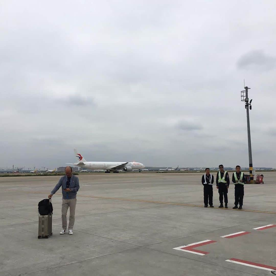 thephotosocietyさんのインスタグラム写真 - (thephotosocietyInstagram)「Photos by Chien-Chi Chang @chien_chi_chang | Arrival and departure at Shanghai Pudong Airport in May, 2019. #cccontheroad」8月18日 23時26分 - thephotosociety