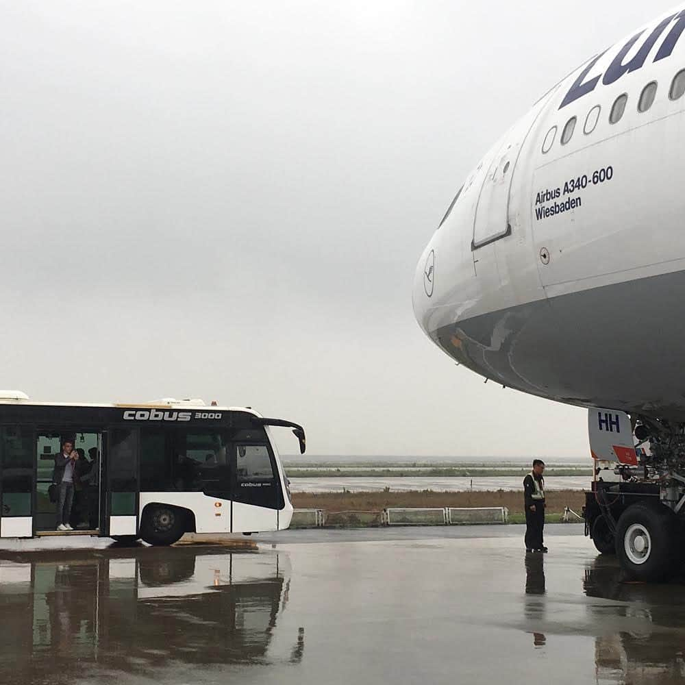 thephotosocietyさんのインスタグラム写真 - (thephotosocietyInstagram)「Photos by Chien-Chi Chang @chien_chi_chang | Arrival and departure at Shanghai Pudong Airport in May, 2019. #cccontheroad」8月18日 23時26分 - thephotosociety