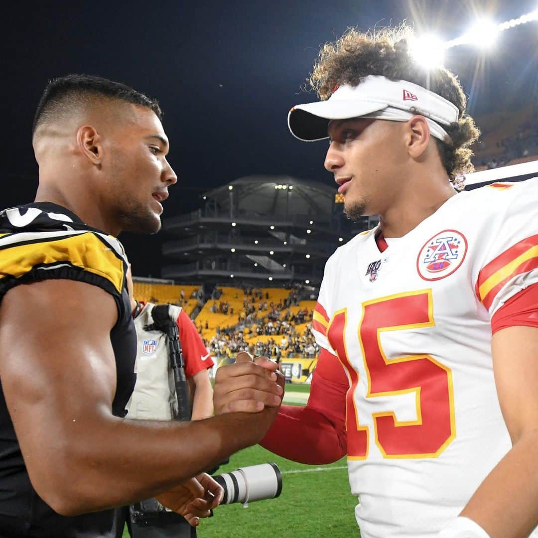 NFLさんのインスタグラム写真 - (NFLInstagram)「Respect. 🤝 #KCvsPIT 📷: Barry Reeger/AP」8月18日 23時27分 - nfl