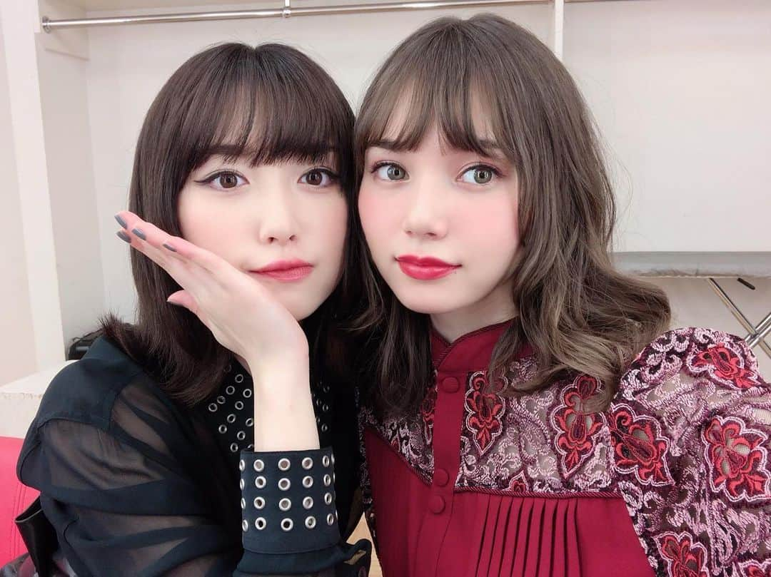 マーシュ彩さんのインスタグラム写真 - (マーシュ彩Instagram)「凜音とKATEのCMに出演しましたー！ 今日の「オオカミちゃんには騙されない」で流れるかも！？ 私は ＃CCパーソナルリップクリーム Ver.です！  私たちのサイン入り限定グッズが当たるプレキャンもやってるから、サイトもチェックしてね。 ストーリーズからとべるよ！  #KATEのオオカミちゃんメイクに騙されるな #KATE #PR #スーパーシャープライナーEX2_0 #ケイト」8月18日 23時29分 - ayamarshofficial