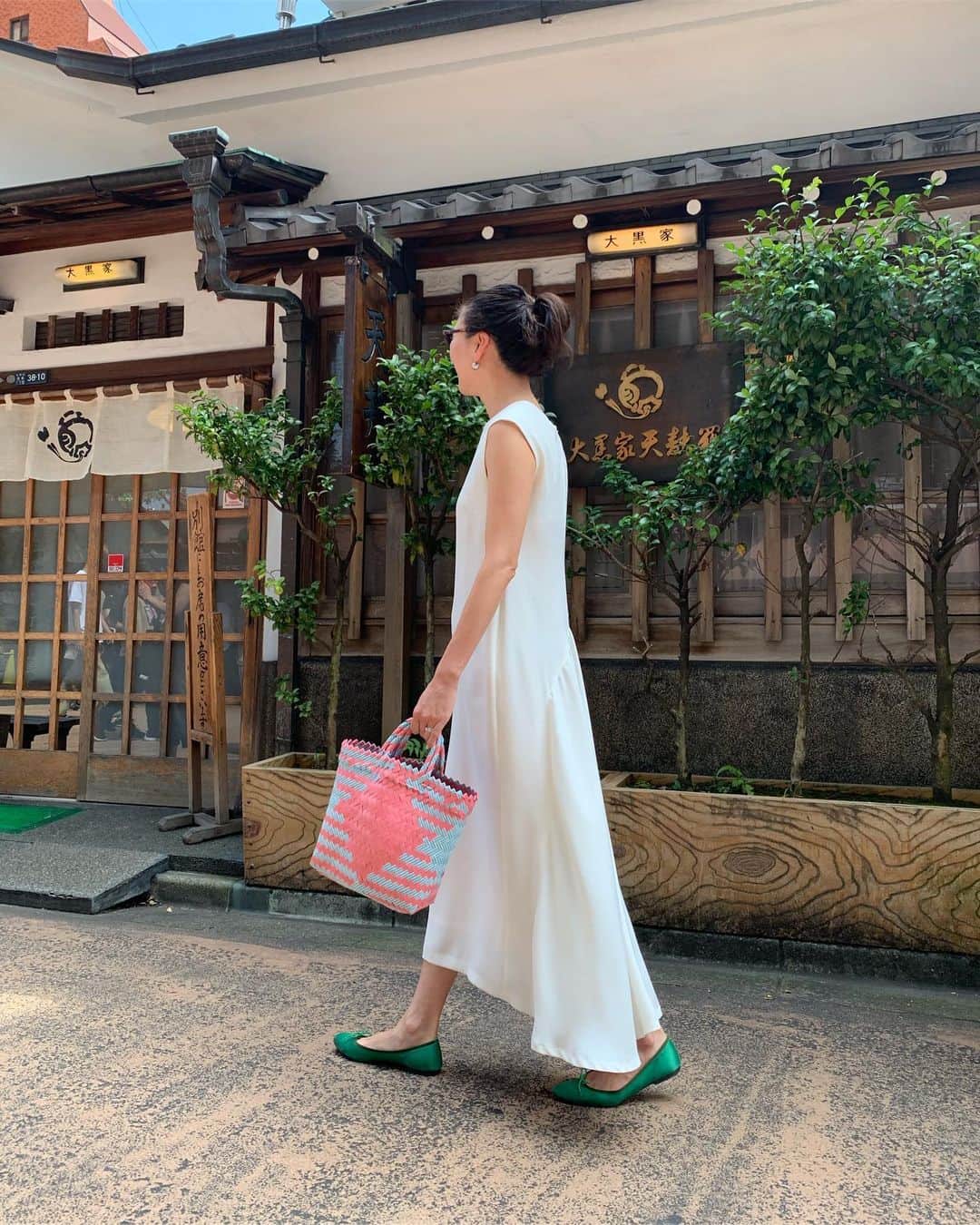 大日方久美子さんのインスタグラム写真 - (大日方久美子Instagram)「・ Today's Outfit ☆ ・ One-piece → @the_newhouse  Shoes → @gallardagalante ・ ・ ニーナを @sassamorris さん宅に届けて 羽田に次の子を迎えに行くまでのつかの間の時間で 浅草へ天丼を食べに😊 ・ 短い時間でも2人でデートが出来て楽しかった！  今日はニーナに合わせて大好きな白のワンピース。 アシンメトリーなデザインで歩く度にひらひらと揺れるのが素敵なんです😊 ・ バッグはバリのお土産屋さんで見つけて、皆んなで買い占めたもの！  グリーンのバレーシューズとバッグで久しぶりにカラフルに❤️ ・ ナーバスになりそうな時こそ、明るいアイテムに助けてもらってます😊 ・ ・ #kumicloset」8月18日 23時32分 - kumi511976