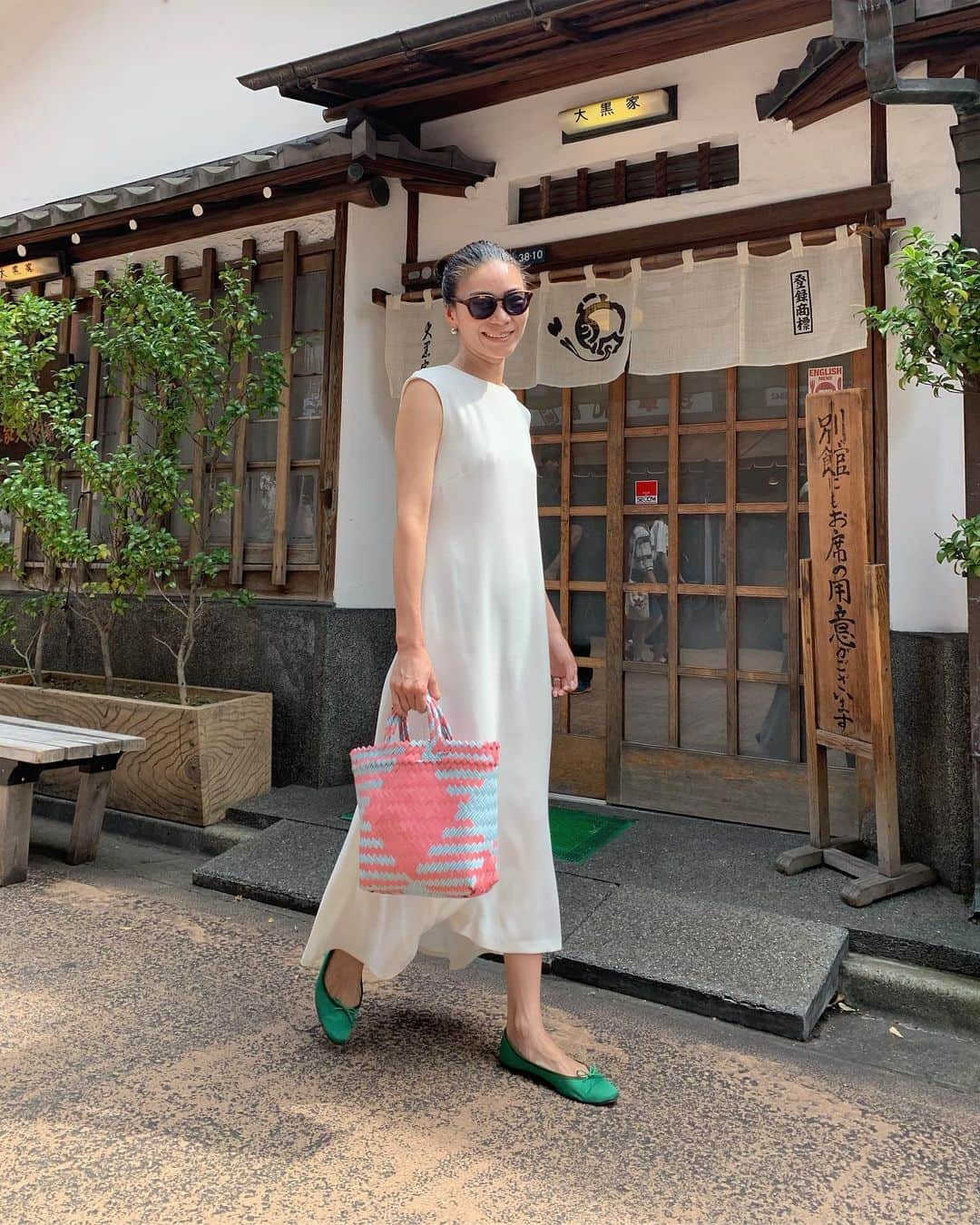 大日方久美子さんのインスタグラム写真 - (大日方久美子Instagram)「・ Today's Outfit ☆ ・ One-piece → @the_newhouse  Shoes → @gallardagalante ・ ・ ニーナを @sassamorris さん宅に届けて 羽田に次の子を迎えに行くまでのつかの間の時間で 浅草へ天丼を食べに😊 ・ 短い時間でも2人でデートが出来て楽しかった！  今日はニーナに合わせて大好きな白のワンピース。 アシンメトリーなデザインで歩く度にひらひらと揺れるのが素敵なんです😊 ・ バッグはバリのお土産屋さんで見つけて、皆んなで買い占めたもの！  グリーンのバレーシューズとバッグで久しぶりにカラフルに❤️ ・ ナーバスになりそうな時こそ、明るいアイテムに助けてもらってます😊 ・ ・ #kumicloset」8月18日 23時32分 - kumi511976