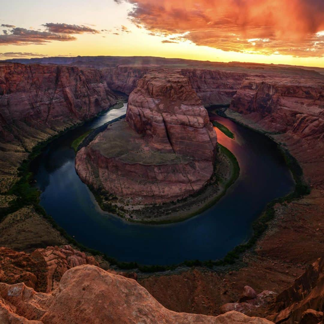 アメリカ内務省さんのインスタグラム写真 - (アメリカ内務省Instagram)「A social media darling, #HorseshoeBend has become one of the most recognized and visited places at Glen Canyon National Recreation Area in #Arizona. Below the red rock rim, the Colorado River makes a wide sweep around a sandstone escarpment, created a roughly 1,000-feet deep, 270º horseshoe-shaped bend in #GlenCanyon. It’s a breathtaking view and a glimpse into the area’s geologic past. Photo @glencanyonnps courtesy of Josh Packer (@packtography). #travel #FindYourPark #usinterior」8月18日 23時35分 - usinterior