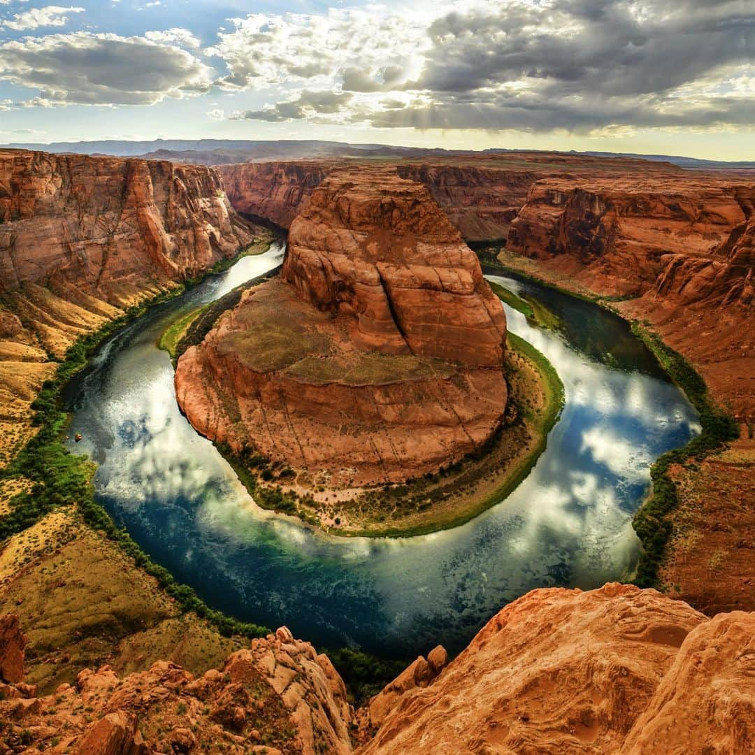 アメリカ内務省さんのインスタグラム写真 - (アメリカ内務省Instagram)「A social media darling, #HorseshoeBend has become one of the most recognized and visited places at Glen Canyon National Recreation Area in #Arizona. Below the red rock rim, the Colorado River makes a wide sweep around a sandstone escarpment, created a roughly 1,000-feet deep, 270º horseshoe-shaped bend in #GlenCanyon. It’s a breathtaking view and a glimpse into the area’s geologic past. Photo @glencanyonnps courtesy of Josh Packer (@packtography). #travel #FindYourPark #usinterior」8月18日 23時35分 - usinterior