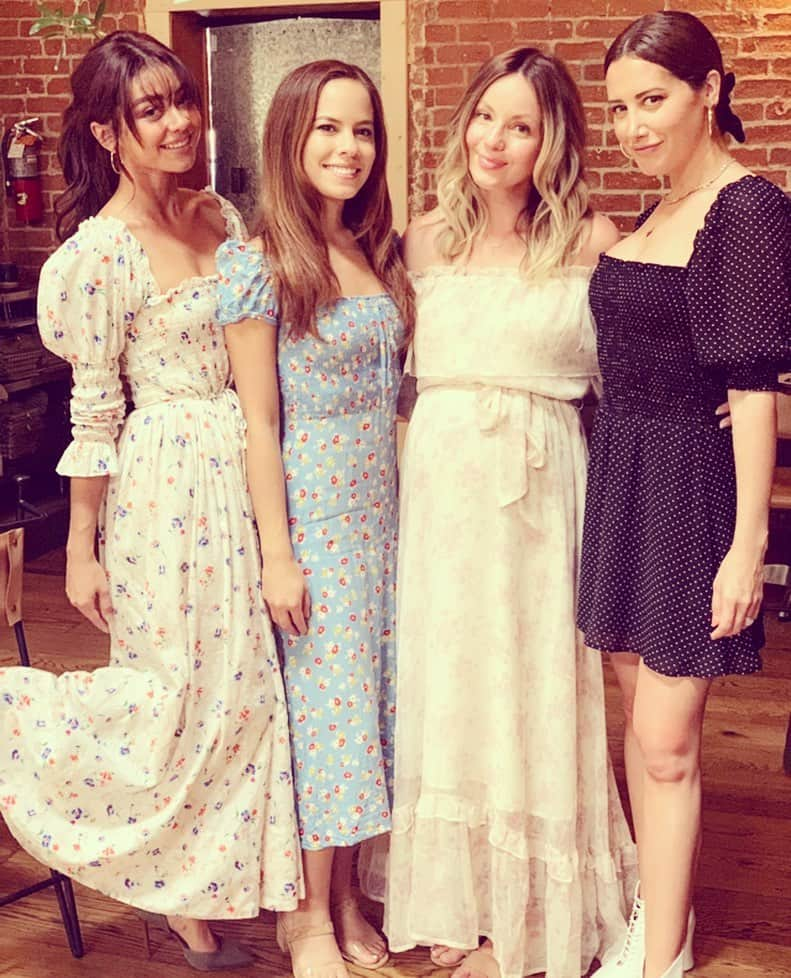 サラ・ハイランドさんのインスタグラム写真 - (サラ・ハイランドInstagram)「The girls with the puffy sleeves and the mommy to be! 💞」8月18日 23時36分 - sarahhyland