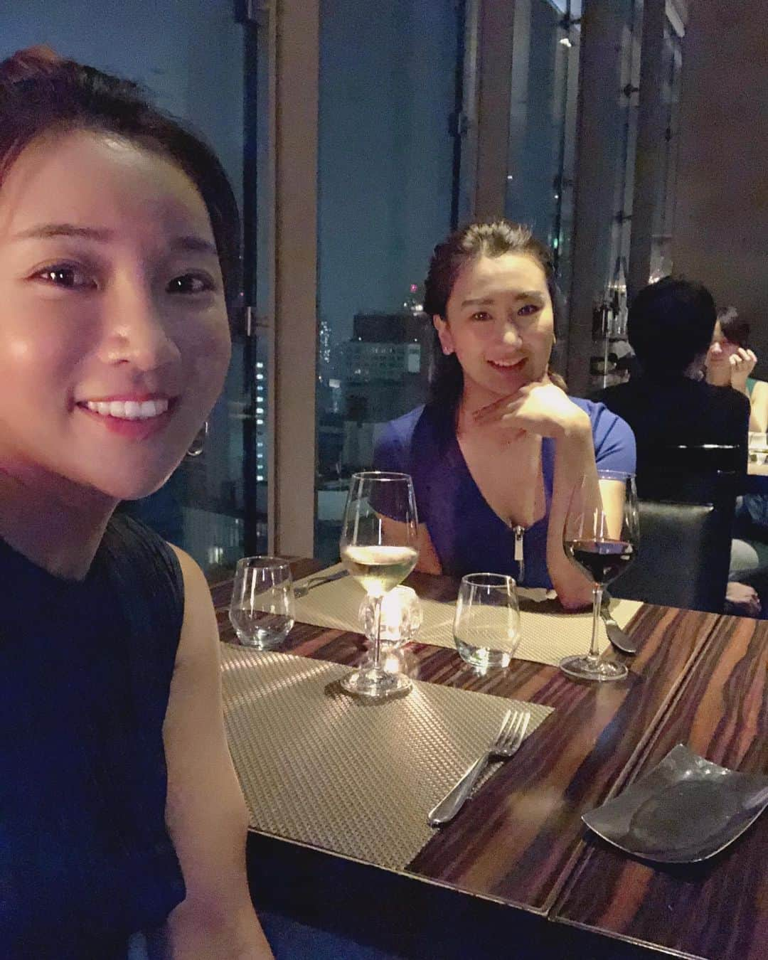 イ・ボミさんのインスタグラム写真 - (イ・ボミInstagram)「- 여자 둘이서 꽁냥꽁냥 와인 한잔🍷🥂🌙✨❤️ (사이판 잘다녀와👋🏻 @jihyun88 😘)」8月18日 23時36分 - bomee.lee