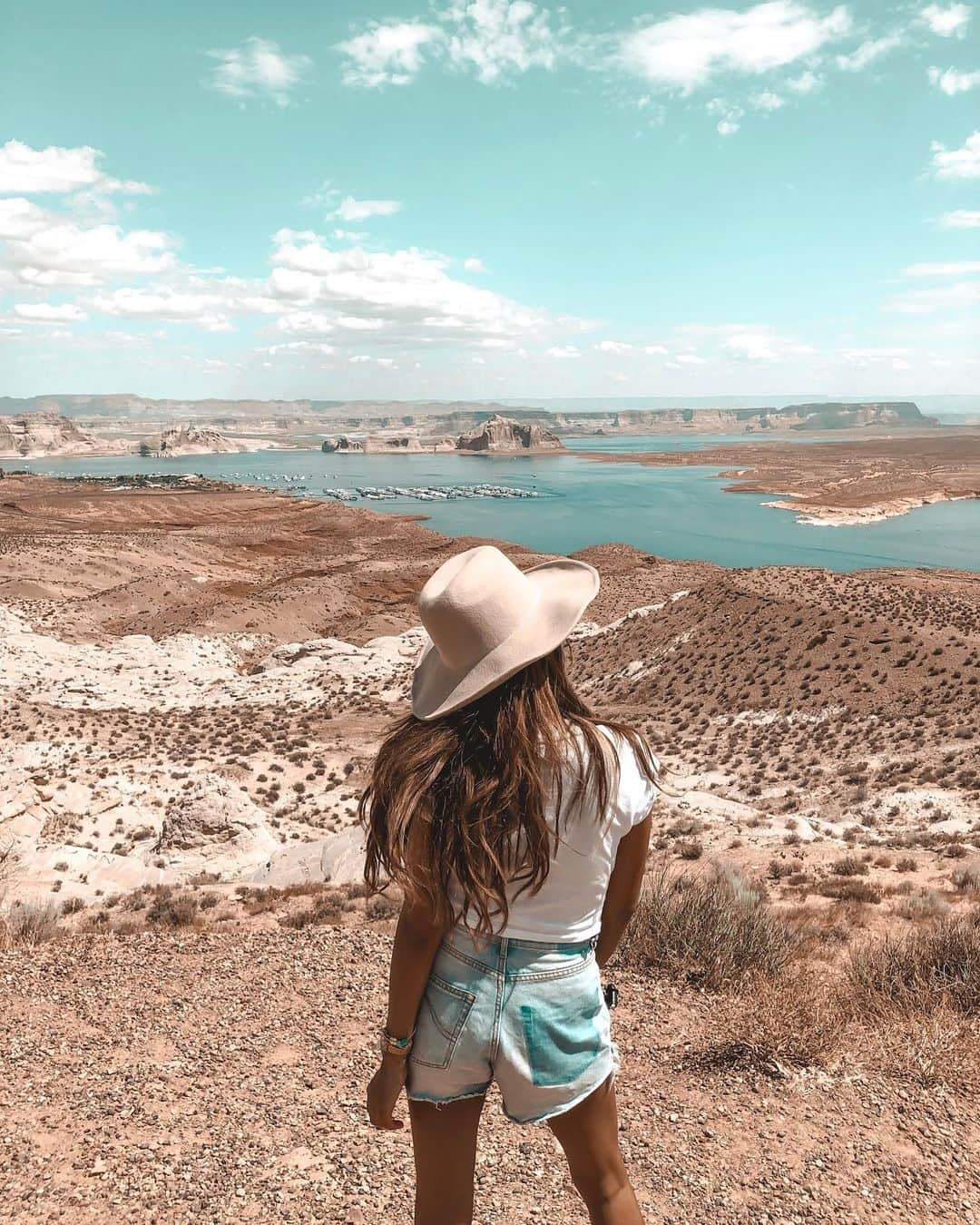 福井仁美さんのインスタグラム写真 - (福井仁美Instagram)「📍LAKE POWELL ─────────────────────── 砂漠をずーっとRoad tripして、いきなりドカン！と現れるオアシス。 ユタとアリゾナの間にある人口湖なんだけど、もう規模が大きすぎて芸術でしかない💙 次はここで泳ぎたい！ ・  #lakepowell #utah #lakeview #レイクパウエル  #beautifuldestinations #arizona #roadtrip #america #roadtrippers #roadtripusa #roadtrip2019 #アリゾナ #adventuretime #jetsetter #travelphotography #explorearizona #arizonasky #ユタ」8月18日 23時38分 - hitton28